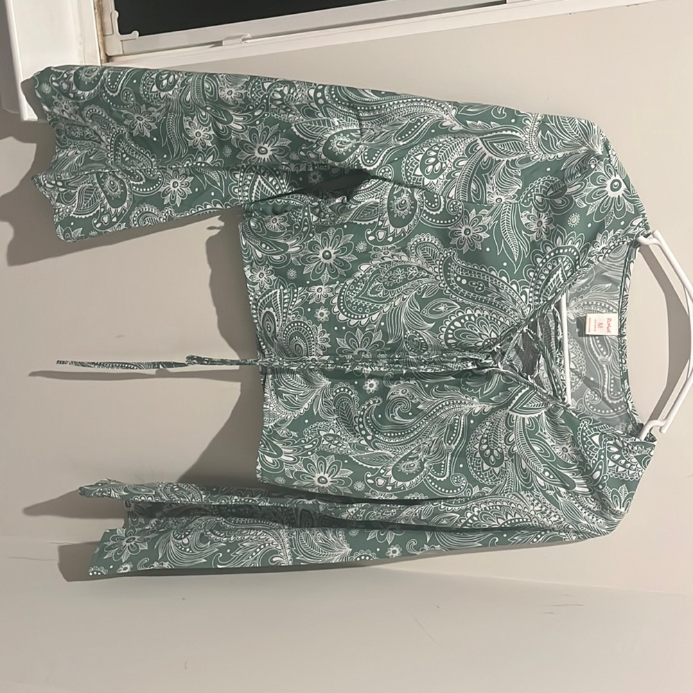 Really pretty top. Sage color mixed with white. It’s a very good too. Brand new.